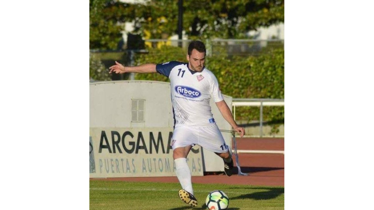 Álex Matos, durante el lance de un partido con la elástica del Silva. DL