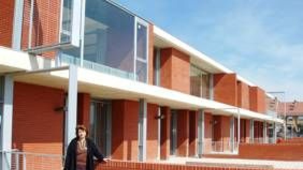 La concejala Ana Vicente, junto a las nuevas instalaciones del colegio de Navatejera