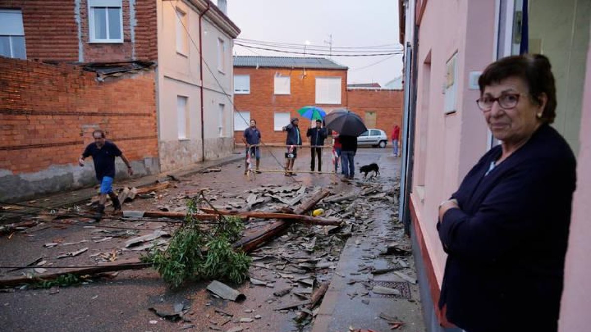 Estado en que quedó la calle tras el paso del tornado.