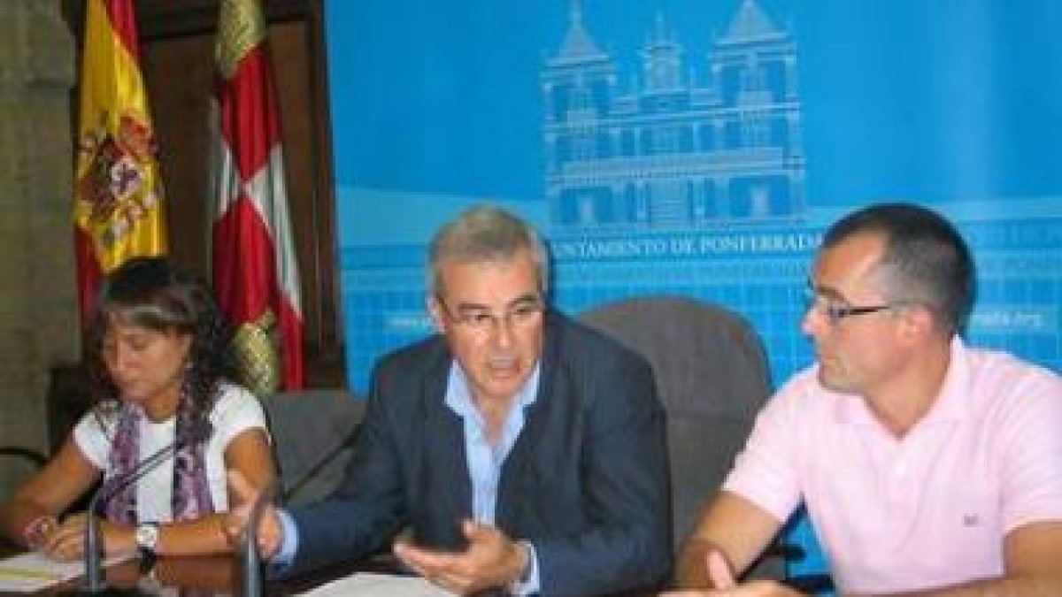 Téllez, Fierro y Moreno, ayer en el Ayuntamiento.