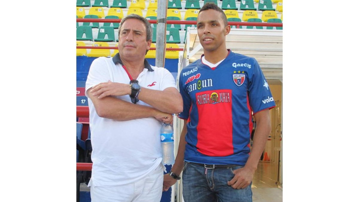 Valdo, con la camiseta del Atlante, junto al presidente del club, José Antonio García.
