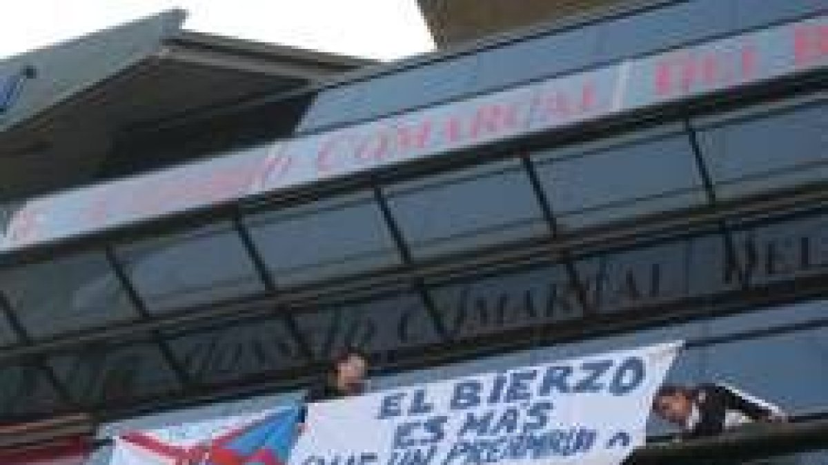 Dos militantes del PB colocaron la pancarta de la discordia el sábado