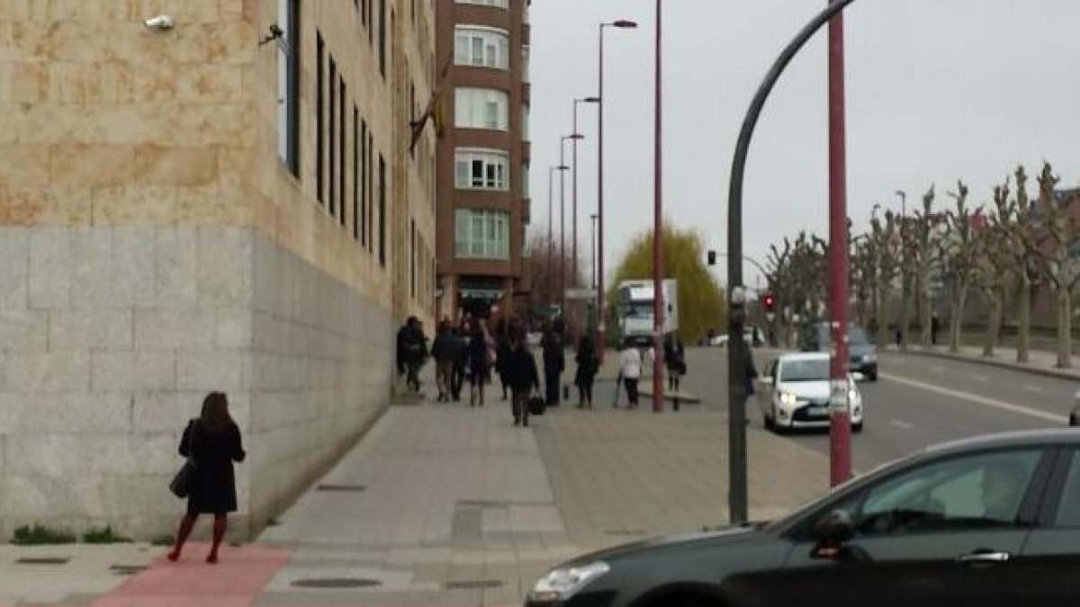 El personal de los juzgados regresa al interior del edificio tras descartarse la autenticidad de la llamada.
