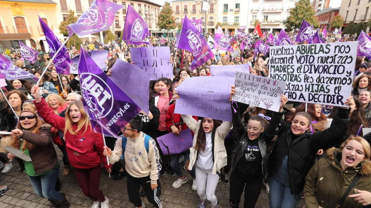 Pancartas y banderas en la plaza del Ayuntamiento. ANA F. BARREDO