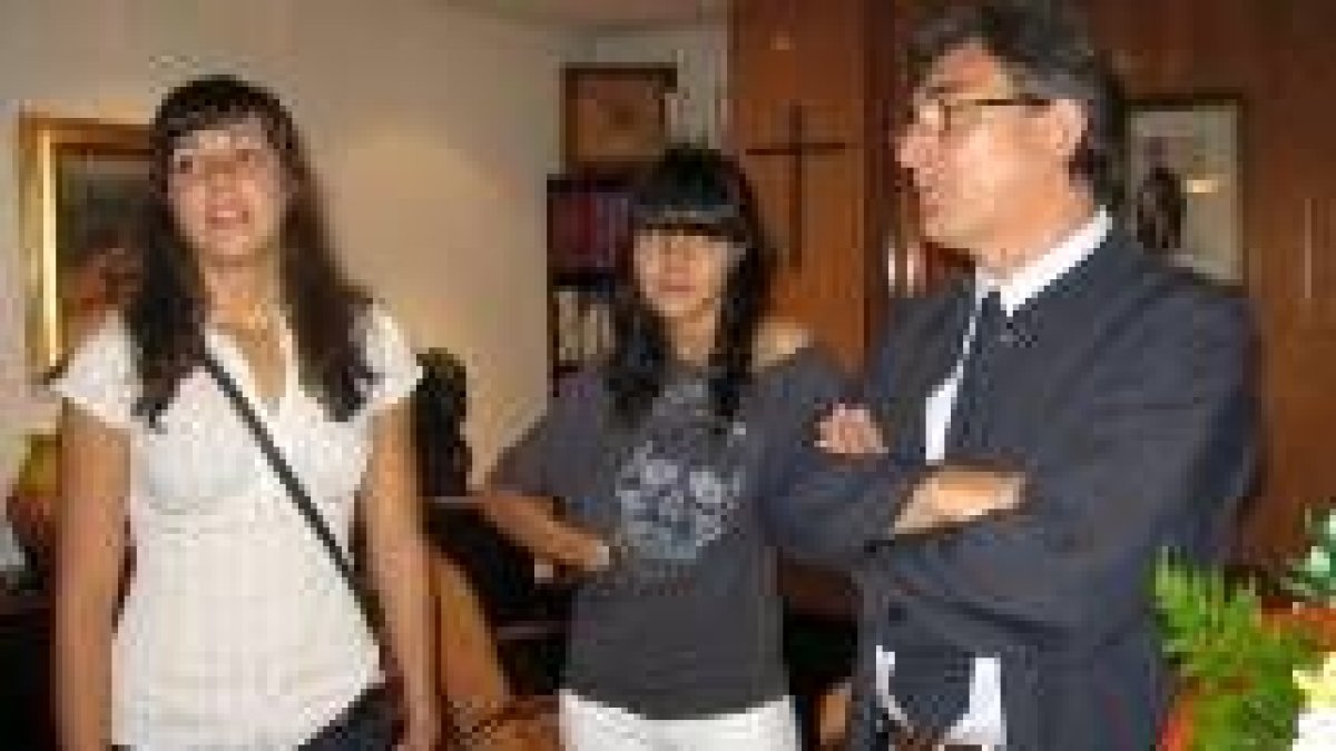 Noemí y su hermana Bea escuchan atentamente las palabras del alcalde