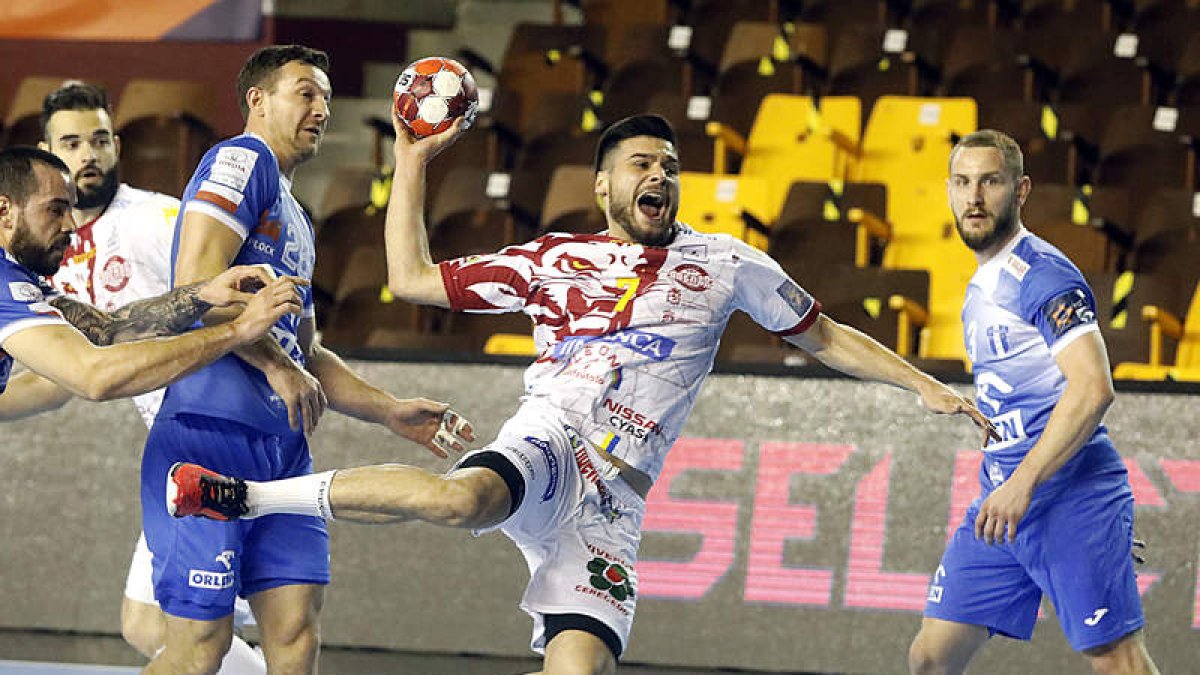 Lucin también estuvo acertado en ataque. MARCIANO PÉREZ
