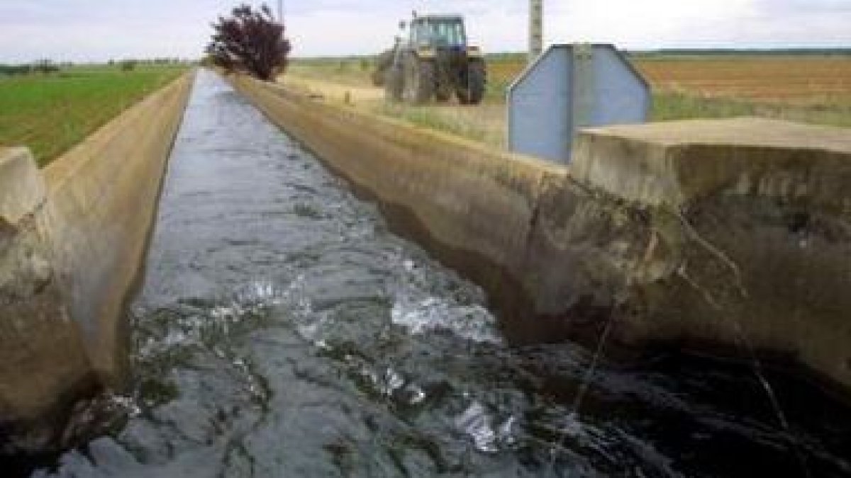 En la Margen Izquierda del Porma ya se ha empezado a meter el agua por los canales