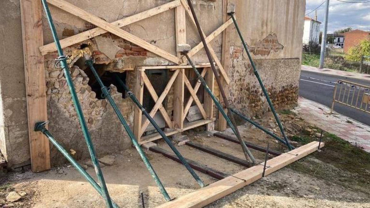 Imagen de la fachada apuntalada por los bomberos de León. LUIS CANAL