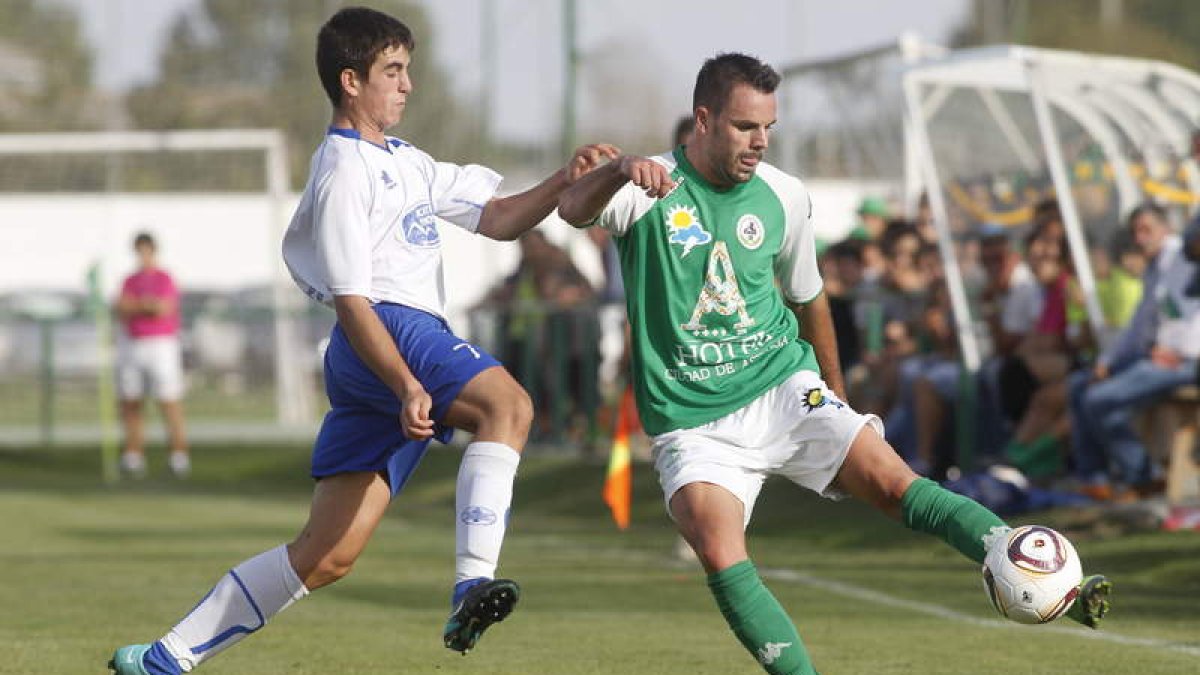 Soto controla el balón ante la oposición de Ginés. El maragato cumplió ayer en defensa.