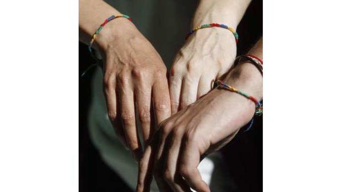 La pulsera lleva los colores de la bandera de Haití.