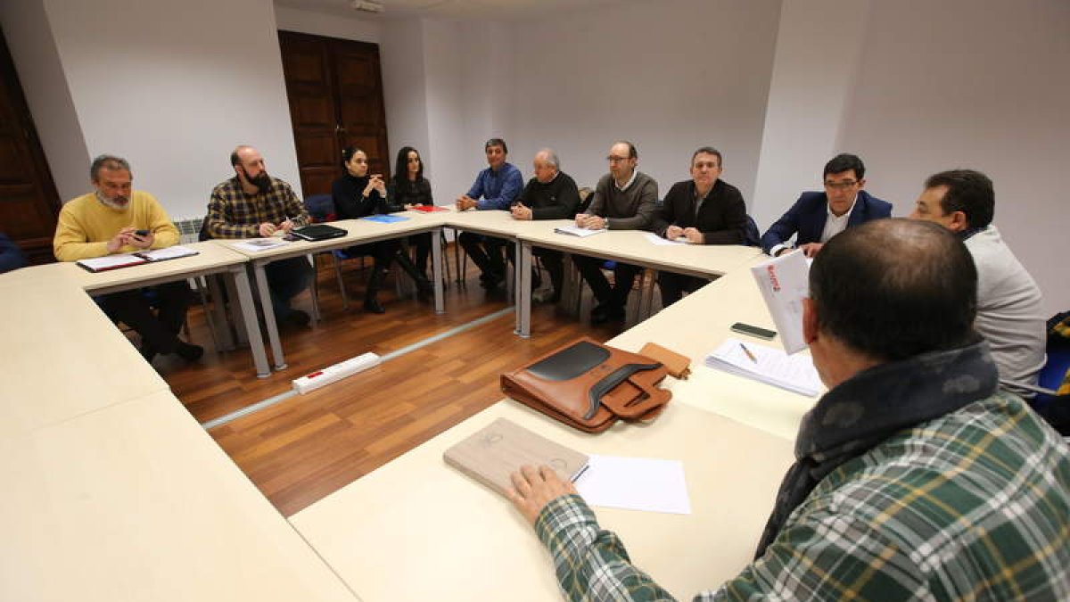 La imagen muestra la última reunión de la mesa negociadora de la pizarra en Ponferrada. L. DE L A MATA