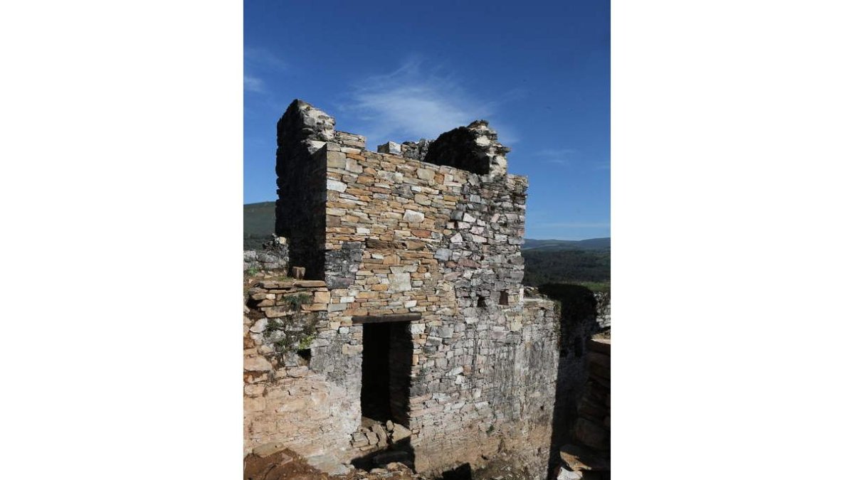 Una de las torres, antes (abajo) y después de las obras de urgencia