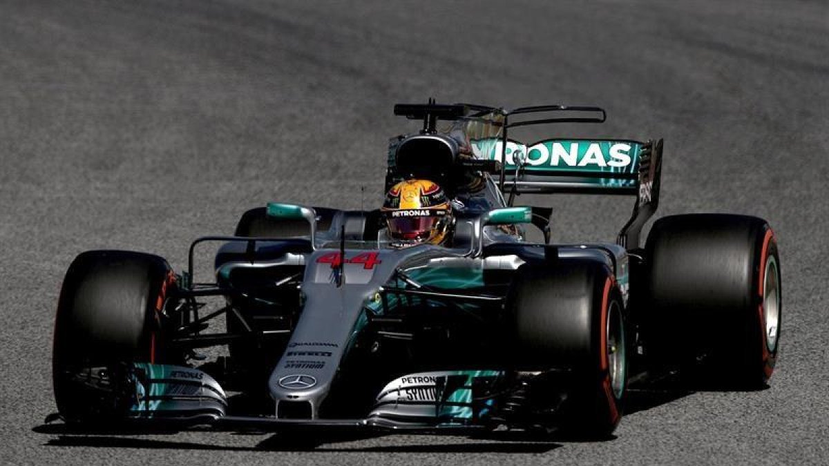 El piloto británico de Mercedes, Lewis Hamilton, durante la tercera sesión de entrenamientos libres del GP de España de F1 que se disputa en el circuito de Barcelona-Catalunya.