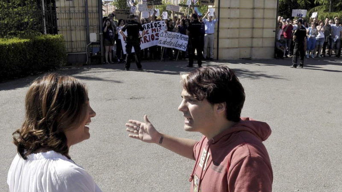 Escudero, mientras habla con un manifestante.