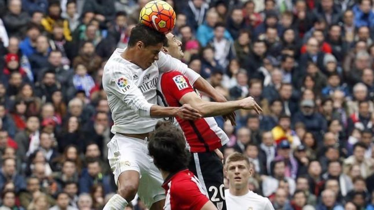 Varane, en una acción con Aduriz que le costó la segunda amarilla.