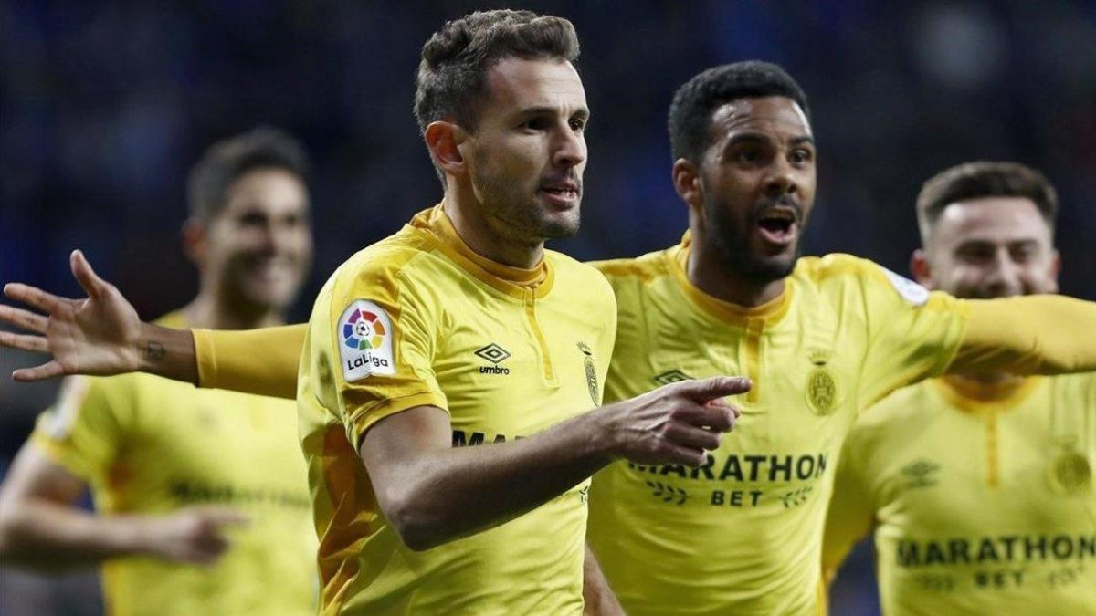 Stuani se dirige a Planas para agradecerle el centro del 0-1.