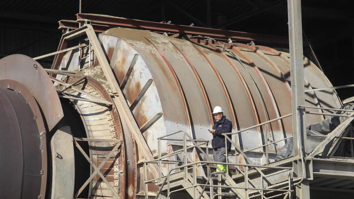 Horno de la cementera Cosmos, en Toral de los Vados, donde se comenzará a quemar biomasa forestal en mayo.