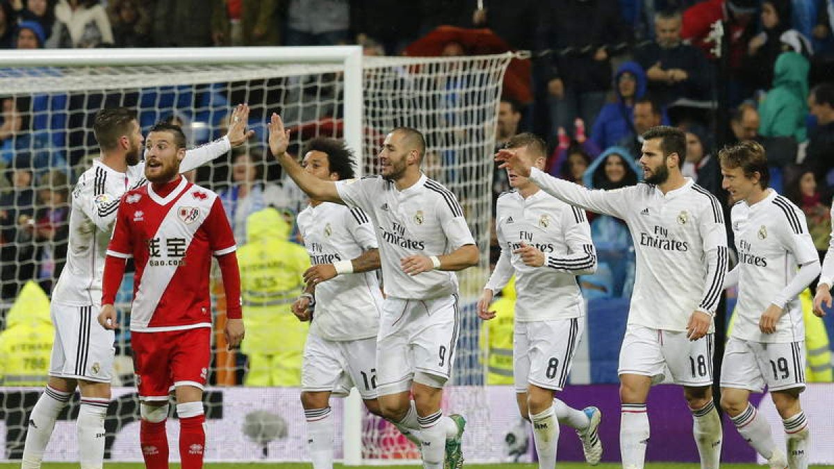 Los jugadores madridistas felicitan a Benzema al marcar el cuarto gol de su equipo.