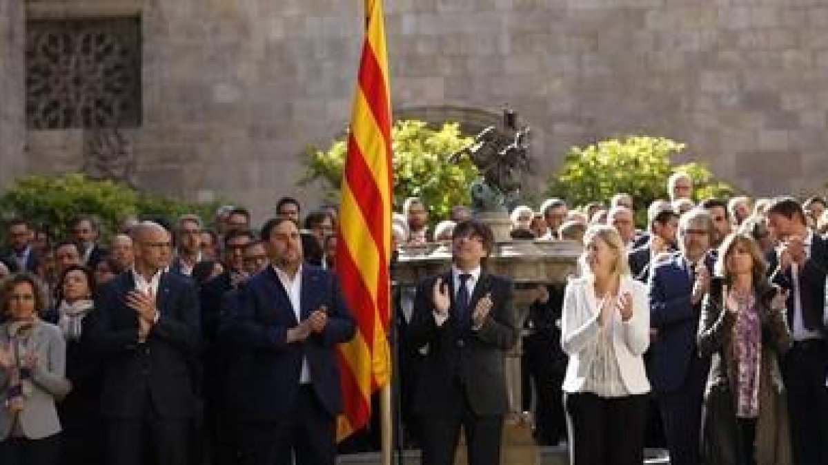 El 'president' Carles Puigdemont y su Govern, en la firma del compromiso por el referéndum, el 21 de abril en el Palau de la Generalitat.