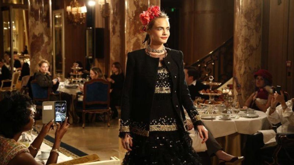 Cara Delevinge, en los salones del Ritz parisino.