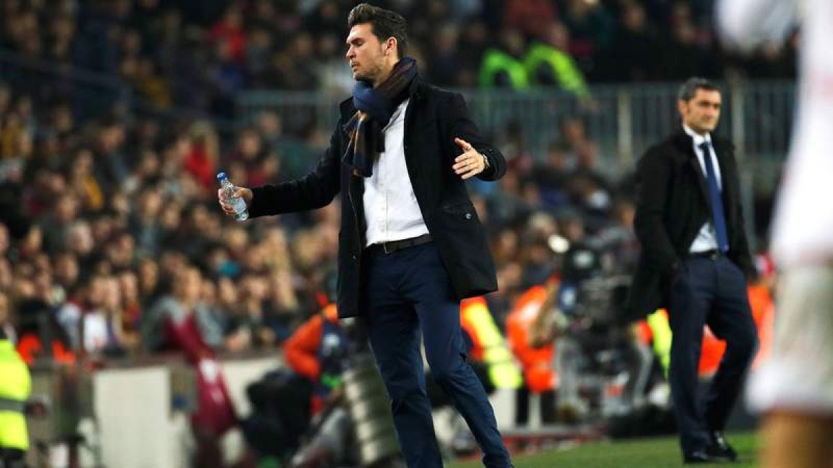 El entrenador de la Cultural Víctor Cea durante el partido de vuelta de los dieciseisavos de final de la Copa del Rey disputado en el Camp Nou. ALEJANDRO GARCÍA