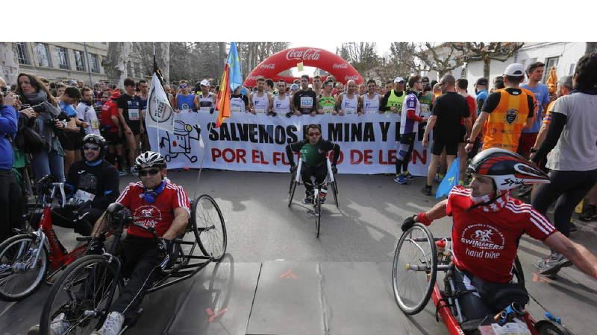 Los manifestantes también desplegaron su pancarta al inicio de la media maratón