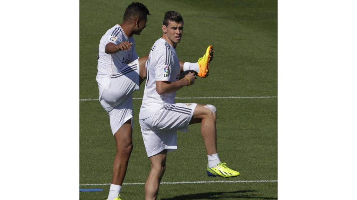 Bale, a la derecha, y Casemiro durante el entrenamiento de ayer.