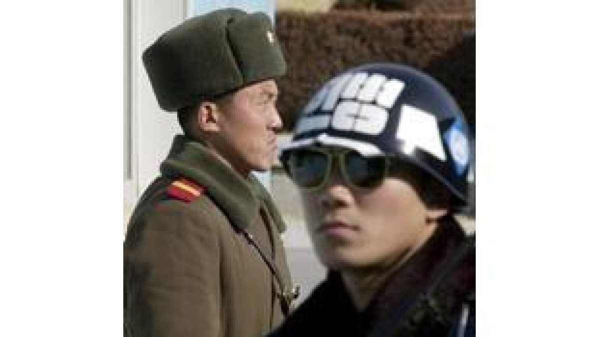 Dos soldados de las dos Coreas en la frontera entre ambos países
