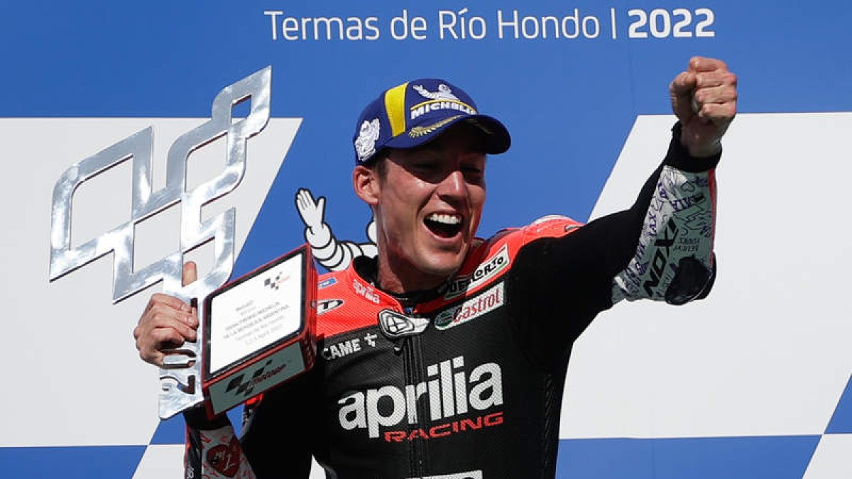 Aleix Espargaró celebra su triunfo en el GP de Argentina y su liderato en el Mundial de MotoGP. RONCORONI