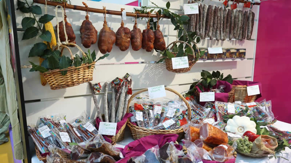 Productos de León en un stand de la feria que tiene lugar cada año en la capital. RAMIRO