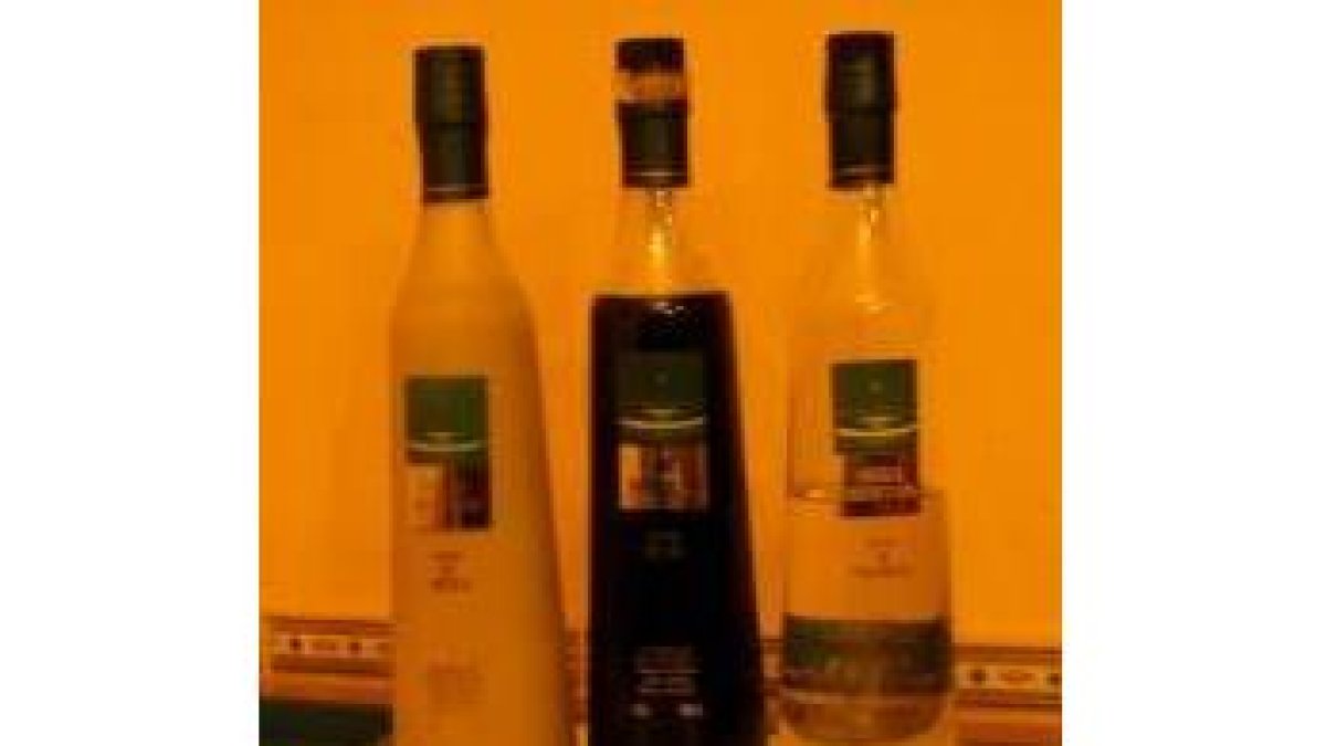Botellas de orujo de café, hierbas y crema de orujo