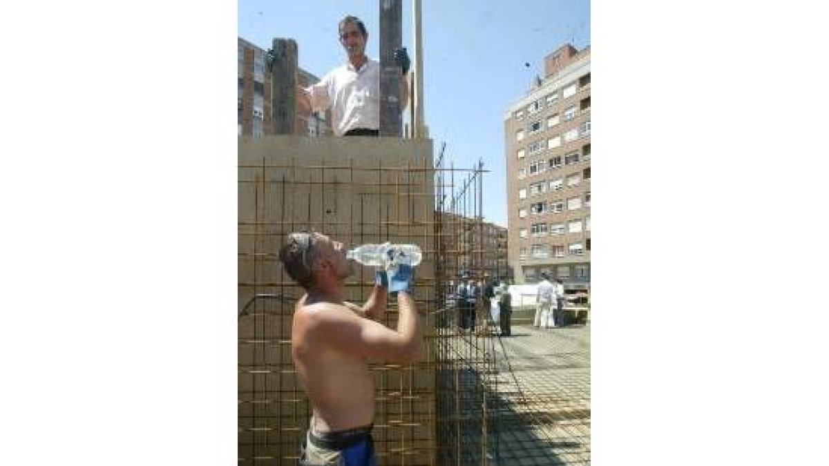 Un obrero leonés bebe agua embotellada en un día de verano