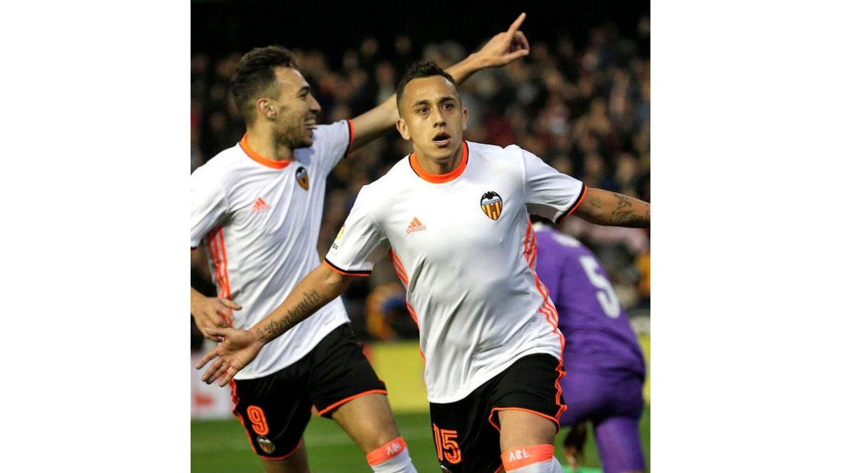El centrocampista chileno del Valencia, Orellana, celebra su gol ante el Real Madrid. BRUQUE