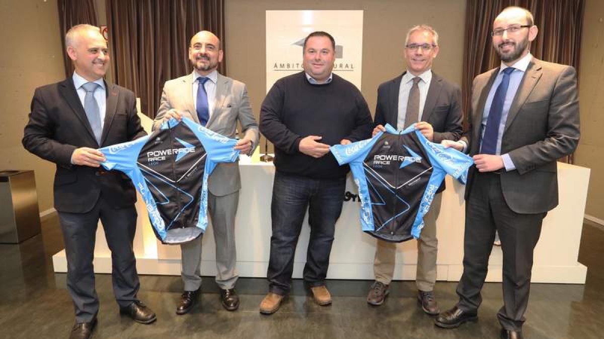 Ramón Méndez, Juan Carlos Vázquez, Óscar Martínez, José María López Benito y Mario García en la presentación de la Powerade. RAMIRO