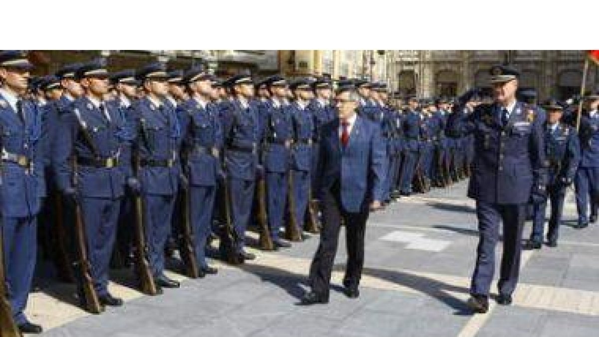 El coronel Pablo José Castillo Bretón y Francisco Fernández pasan revista a las tropas.