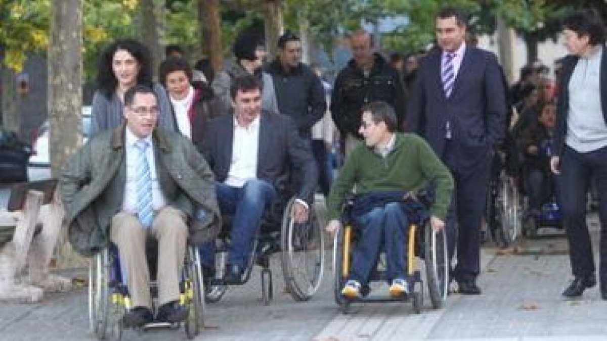 El gerente de Servicios Sociales (izquierda) también se metió en la piel de un discapacitado.