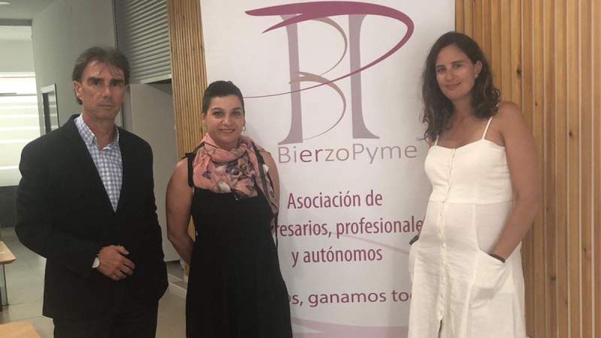 La directiva de la patronal berciana con Eva María Arias. DL