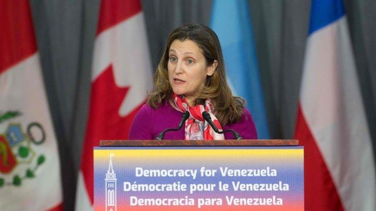La ministra canadiense de Exteriores, Chrystia Freeland, anuncia la situación se embajada en Venezuela.