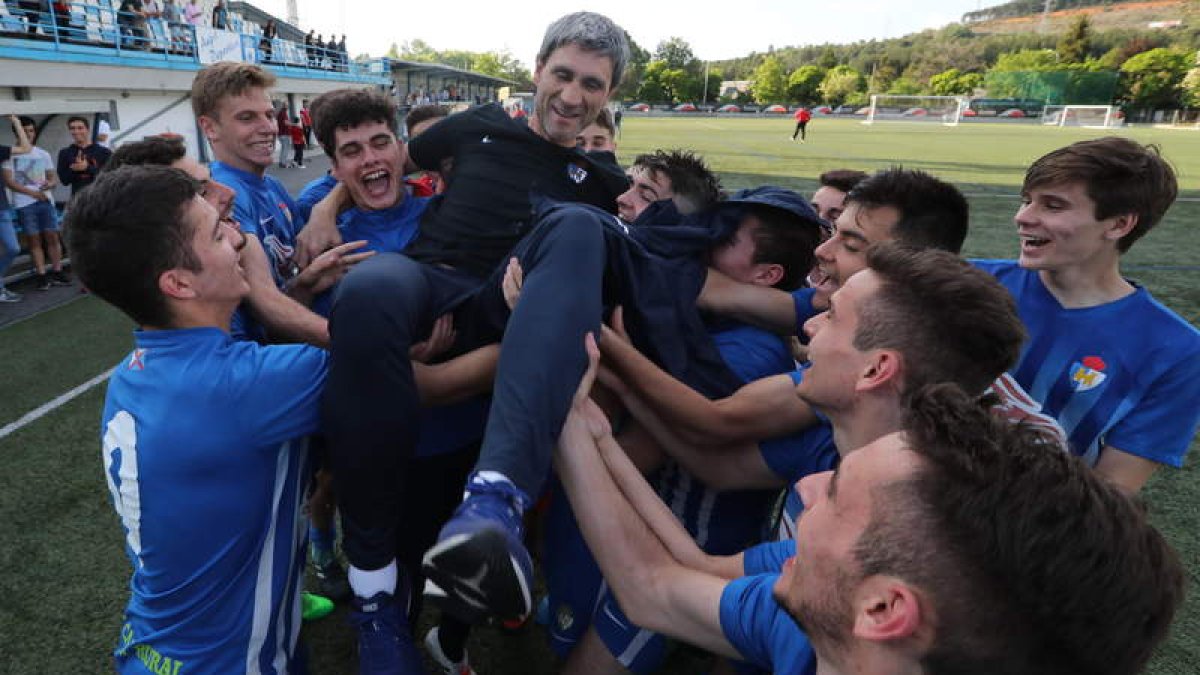 Los jugadores celebran la permanencia con Nistal. ANA F. BARREDO