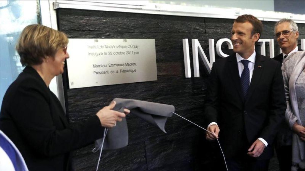 Macron y la presidenta de la Universidad París-Sud, Sylvie Retailleau, descubren la placa inaugural del Instituto de Matemáticas de Orly, el pasado octubre.