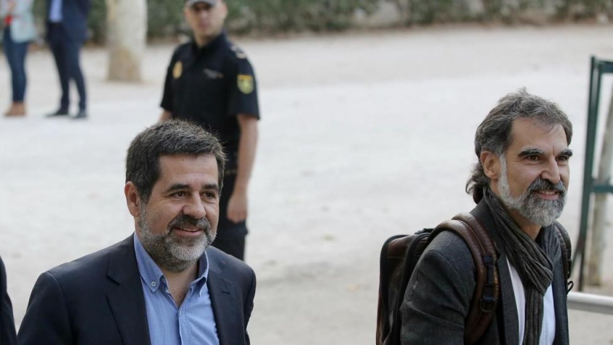 Jordi Sánchez y Jordi Cuixart llegan a la Audiencia Nacional el pasado 16 de octubre.