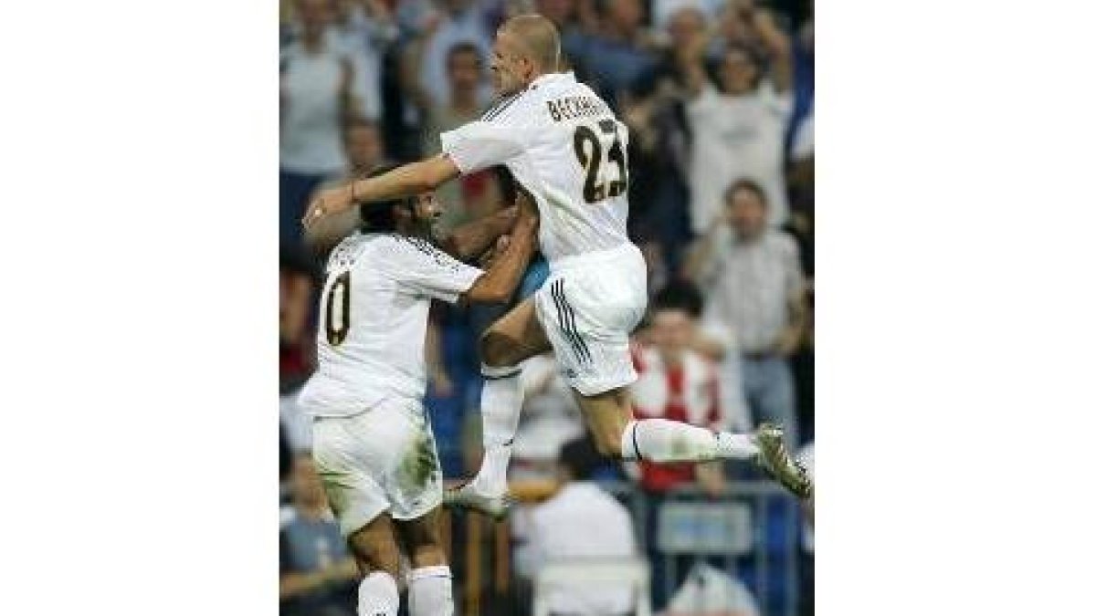 Beckham celebra con Figo la consecución del gol que a la postre decidiría la suerte del partido
