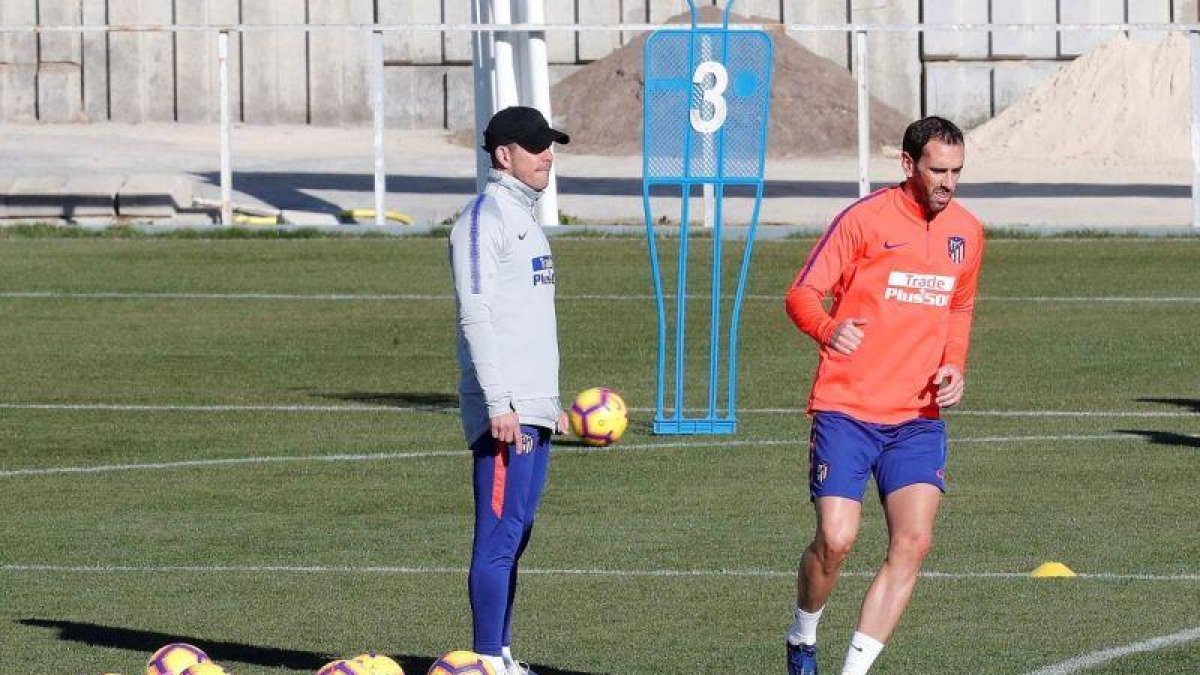 Diego Godín (d) durante un entrenamiento del Atlético de Madrid.