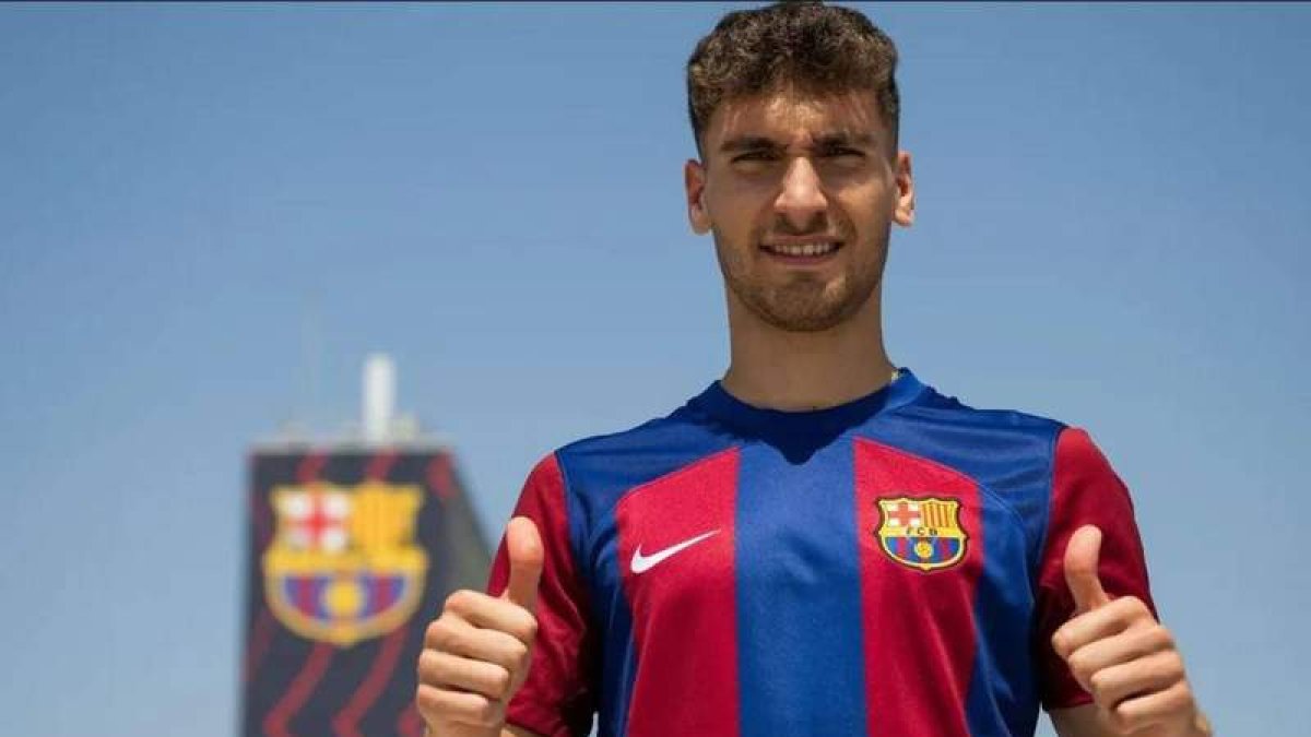 Percan posa con la elástica del FC Barcelona, su nuevo club para las dos próximas temporadas. FC BARCELONA