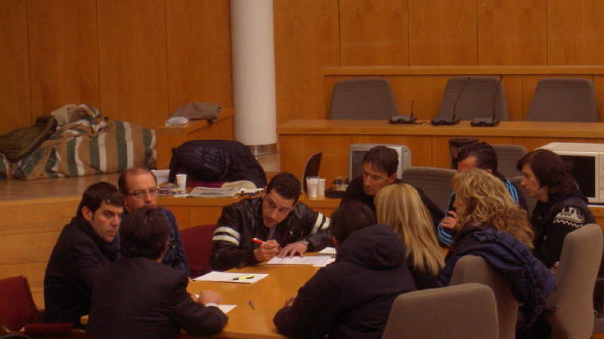 Reunión de los representantes políticos con los trabajadores encerrados en el Salón de Plenos.