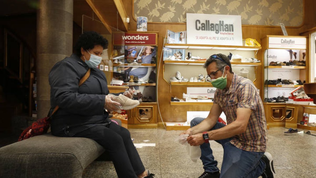 Reportaje de calle sobre el coronavirus, el comercio de León abre al público. F. Otero Perandones.