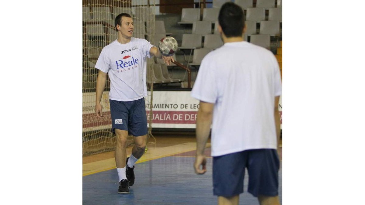 El serbio Golubovic en un entrenamiento del Ademar.