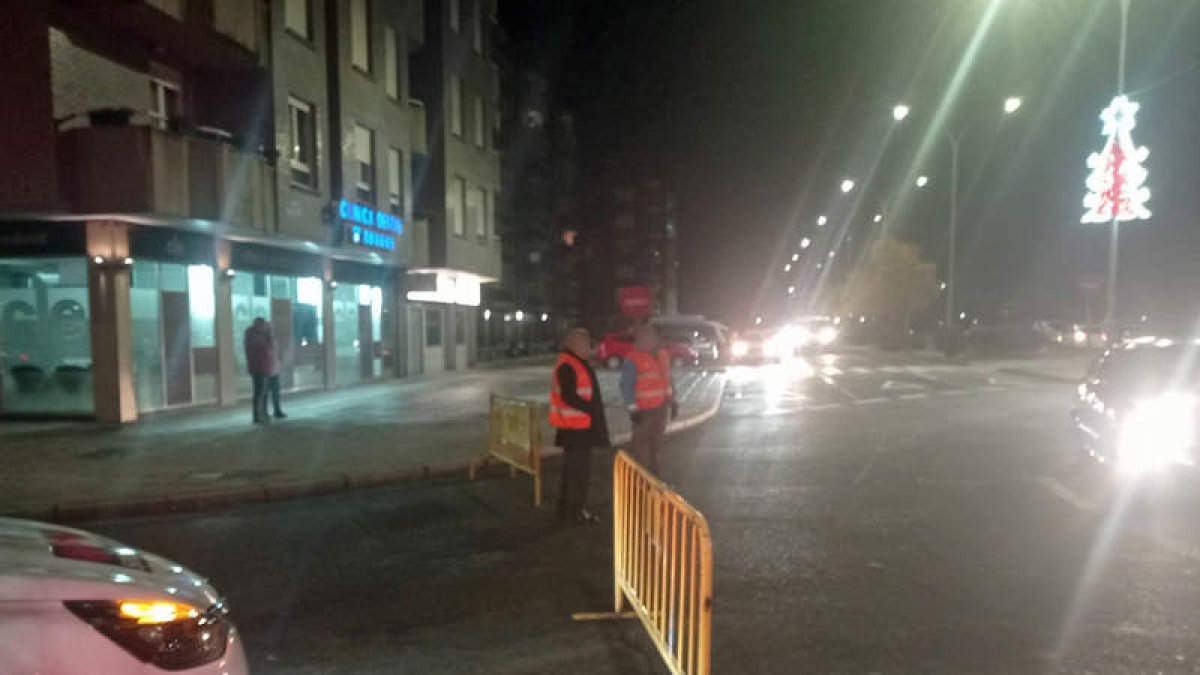 Agentes privados, que regulaban el tráfico en Reyes Leoneses. DL