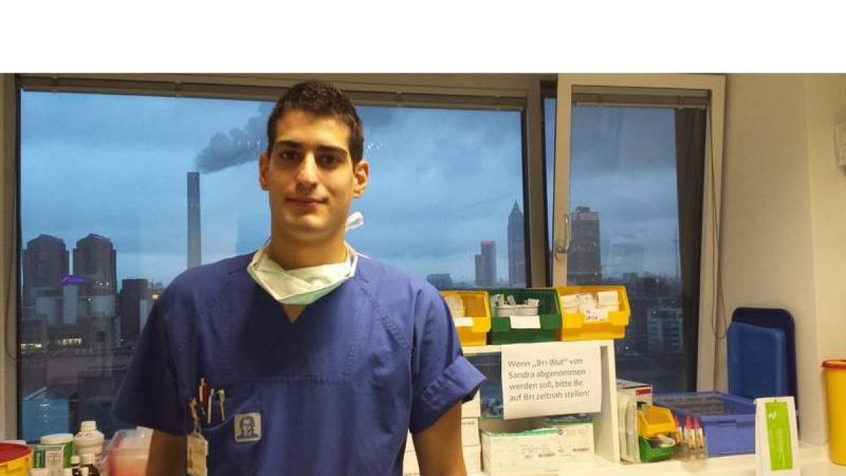 Daniel Oblanca Cuéllar en el Hospital Universitario de Frankfurt. Detrás, el skyline de la ciudad, con las torres de los grandes bancos alemanes y la chimenea de la Heizkraftwerk.