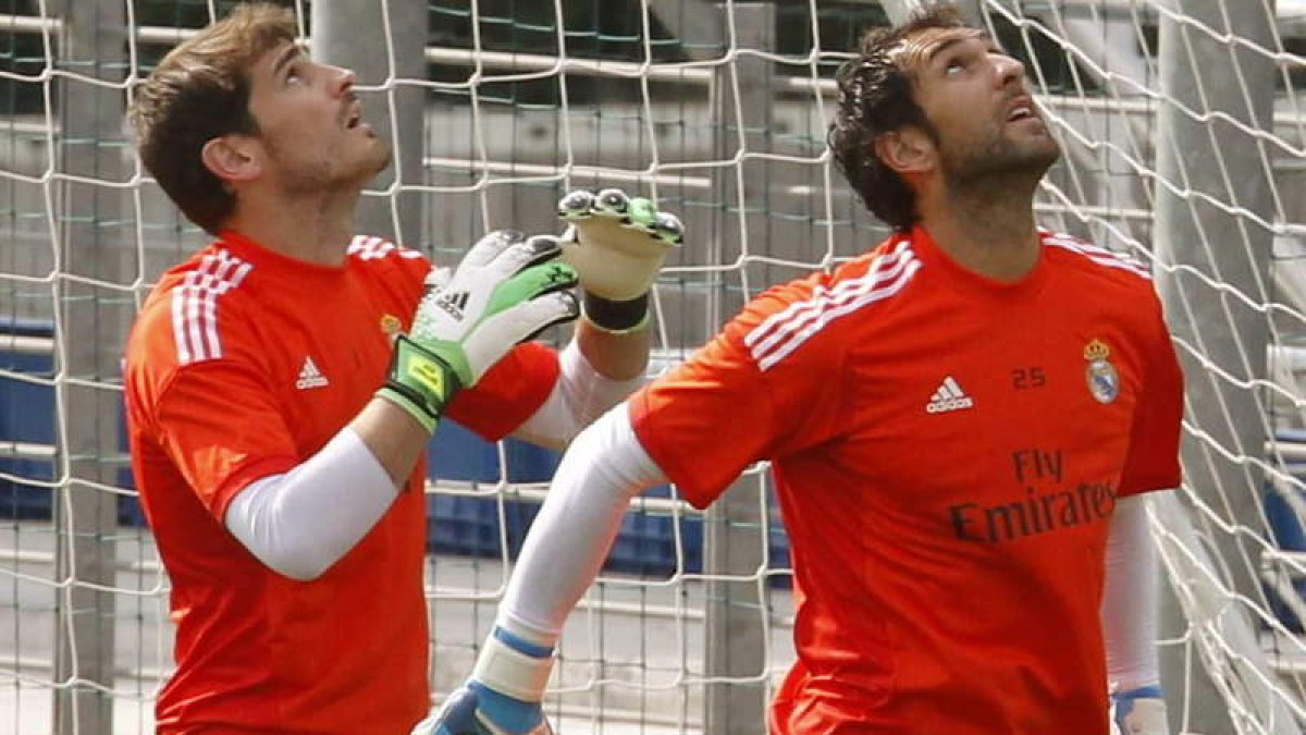 Iker y Diego esperan el balón y quién juega esta noche.